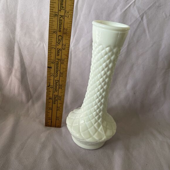 Vintage - Milk Glass Diamond Pattern Vase (Size: 9" Tall) - Picture 5 of 5